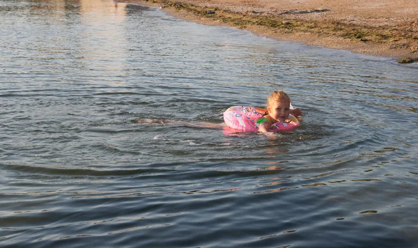 Yüzme küçük kız — Stok fotoğraf