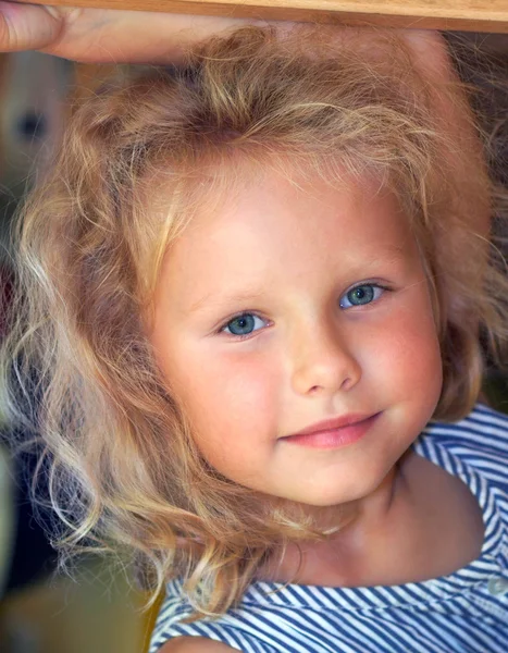 Retrato de niña pequeña —  Fotos de Stock