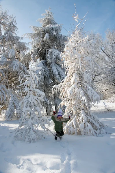 겨울 공원의 소녀 — 스톡 사진