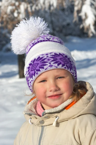 Kış parkındaki kız — Stok fotoğraf