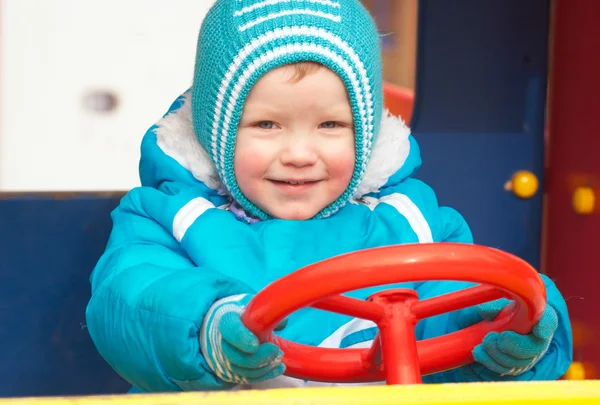 Jongen (staand) op de plezier-grond. — Stockfoto