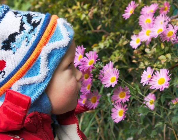 Мальчик и цветы — стоковое фото