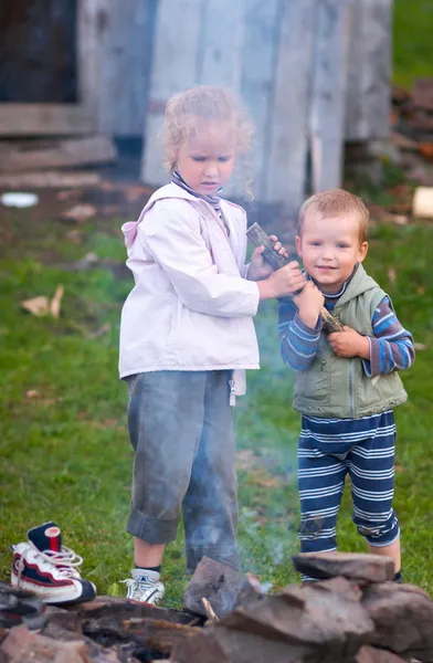 Barn nära lägerelden — Stockfoto