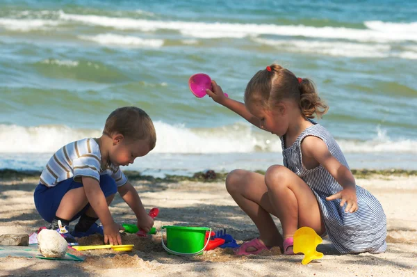 Los niños juegan en la playa —  Fotos de Stock