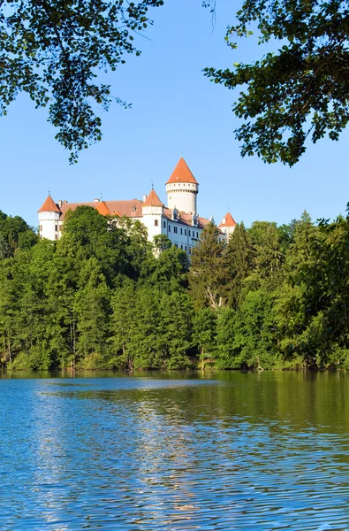 科诺皮什捷城堡在捷克共和国和池塘 — 图库照片
