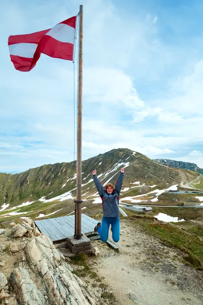 Bandeira austríaca acima da montanha dos Alpes — Fotografia de Stock