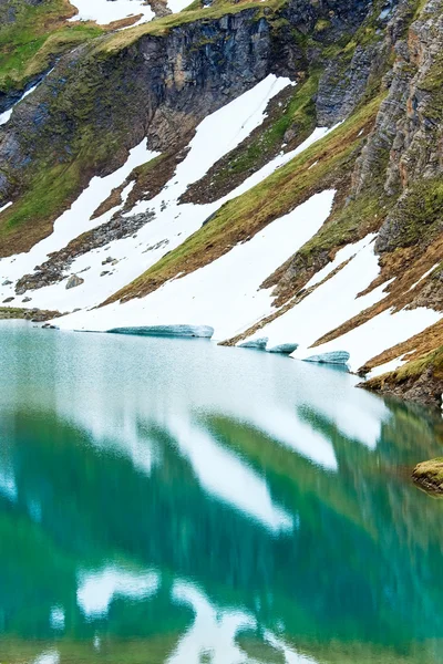Reflexionen über den sommerlichen Alpensee — Stockfoto