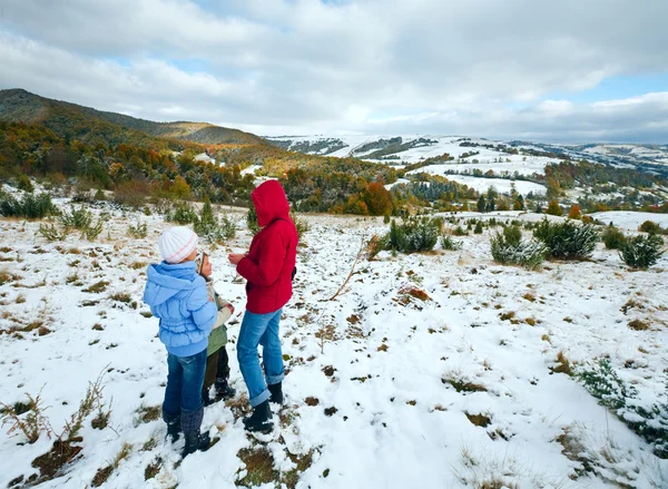 Första vintern snö och hösten färgglada bladverk på berg — Stockfoto