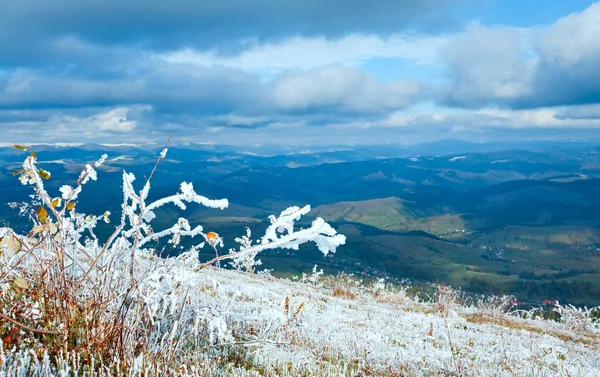 Primera nieve de invierno en la meseta de otoño — Foto de Stock