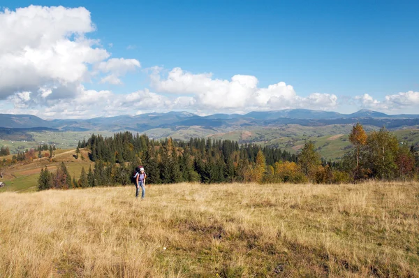 Carpathian berg och turist — Stockfoto