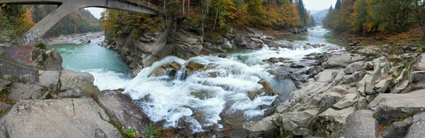 Cachoeira do rio montanha — Fotografia de Stock