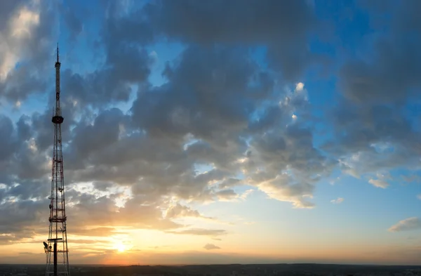 Gün batımı ve kule — Stok fotoğraf