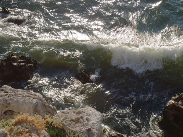 波和岩石 — 图库照片