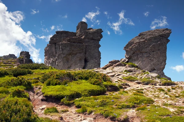 Steinfigur auf Bergrücken — Stockfoto