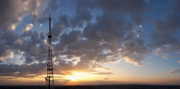 Zonsondergang en toren — Stockfoto