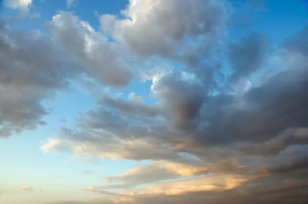 Голубое красочное вечернее небо — стоковое фото