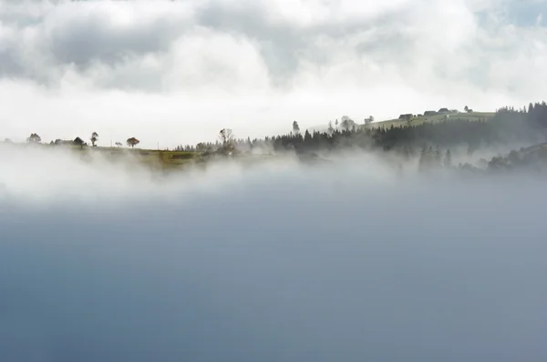 Туман в горах — стокове фото