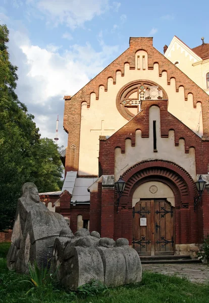 Figur in der Nähe der Kirche — Stockfoto