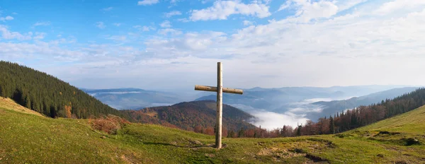 Cross on mountain — Stock Photo, Image