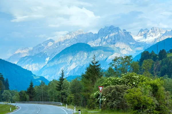 Estrada alpina vista de verão — Fotografia de Stock