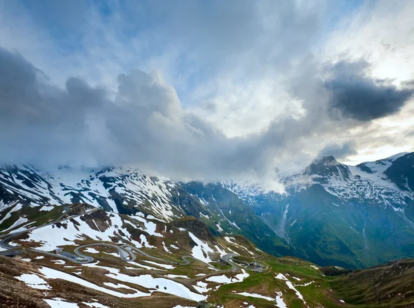 Avond bewolkt Alpen zomer weergave — Stockfoto