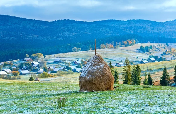 Primeira neve de inverno e Aldeia de montanha de outono — Fotografia de Stock