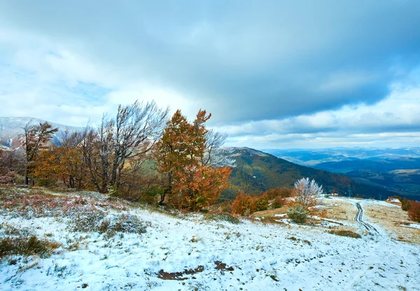Primeiro inverno neve e outono folhagem colorida na montanha — Fotografia de Stock