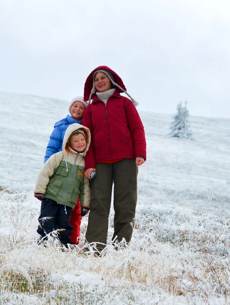 Familie auf herbstlichem Hochplateau mit erstem Winterschnee — Stockfoto