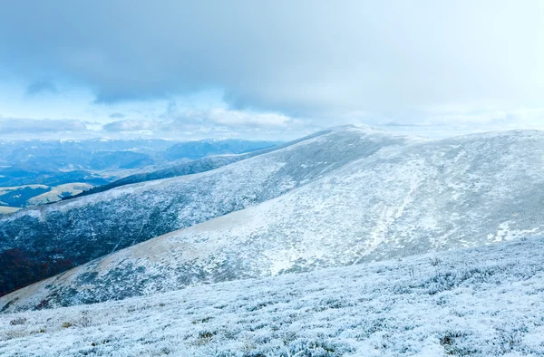 Primeira neve de inverno no planalto de montanha de outono — Fotografia de Stock