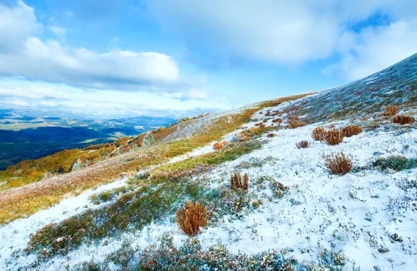 Πρώτο χειμώνα χιόνι και το φθινόπωρο ζωηρόχρωμο φύλλωμα στο βουνό — Φωτογραφία Αρχείου