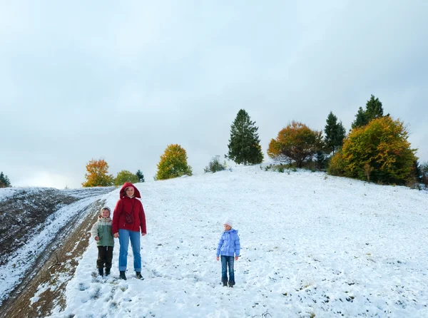 最初冬雪と秋紅葉の山 — ストック写真