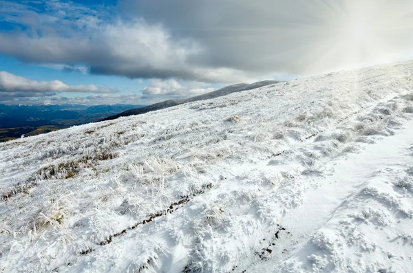 Eerste wintersneeuw op herfst bergplateau — Stockfoto