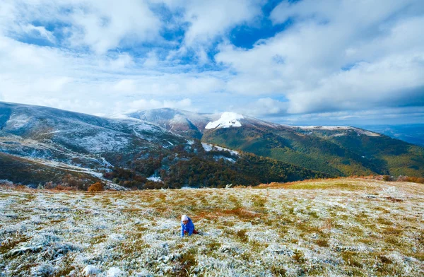 Première neige d'hiver sur le plateau de montagne d'automne — Photo