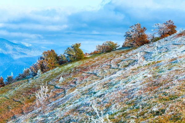 Première neige d'hiver et feuillage coloré d'automne en montagne — Photo