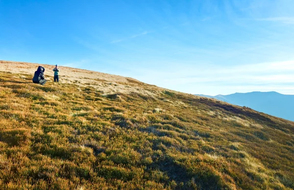 Семья делает фото на осеннем горном плато — стоковое фото
