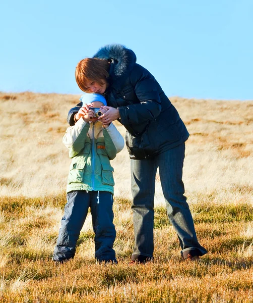 Семья делает фото на осеннем горном плато — стоковое фото