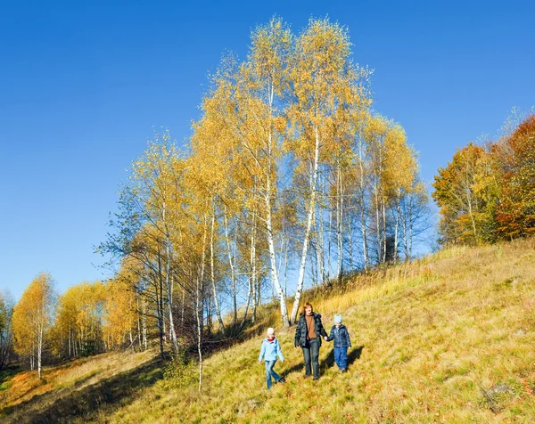 Familjen gå på hösten nimchich bergspass — Stockfoto
