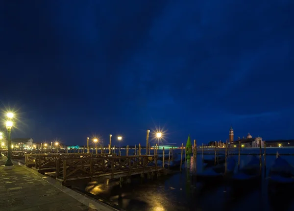 Venetië embankment nacht weergave — Stockfoto