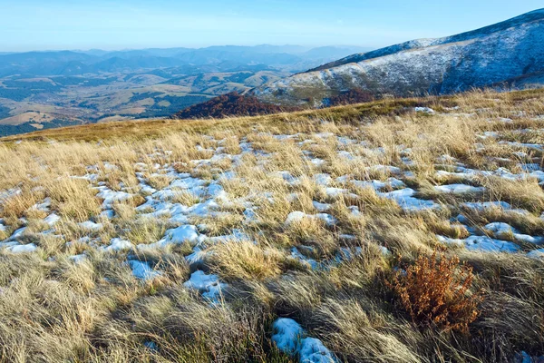 Prima neve invernale in montagna autunnale — Foto Stock