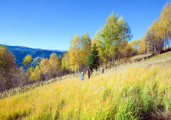 Sonbahar dağ nimchich geçişte aile yürüyüş — Stok fotoğraf