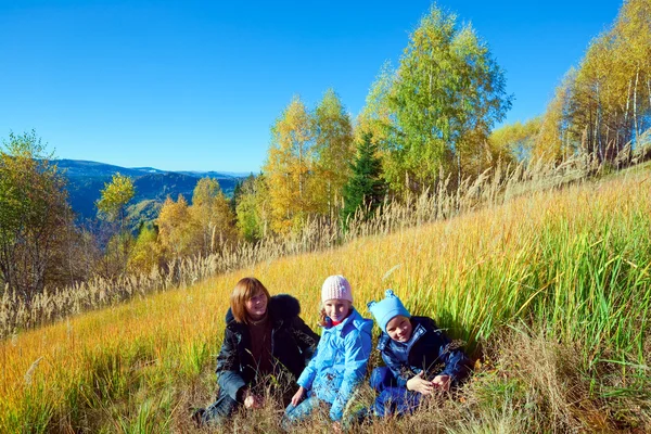 Promenade en famille sur la montagne d'automne col Nimchich — Photo