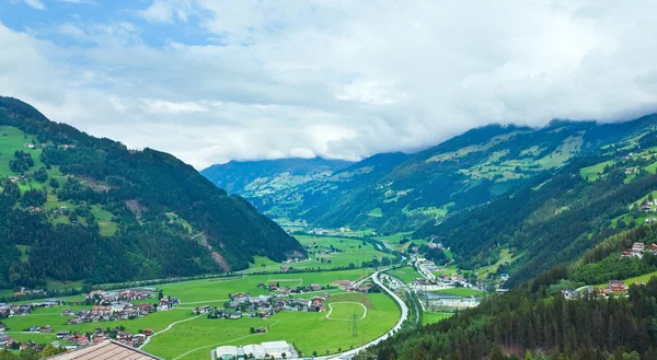 Alperna sommaren village — Stockfoto
