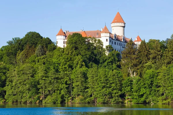 Castillo de Konopiste en República Checa y estanque — Foto de Stock