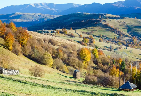 Aldeia de montanha de outono (Cárpatos, Ucrânia ). — Fotografia de Stock