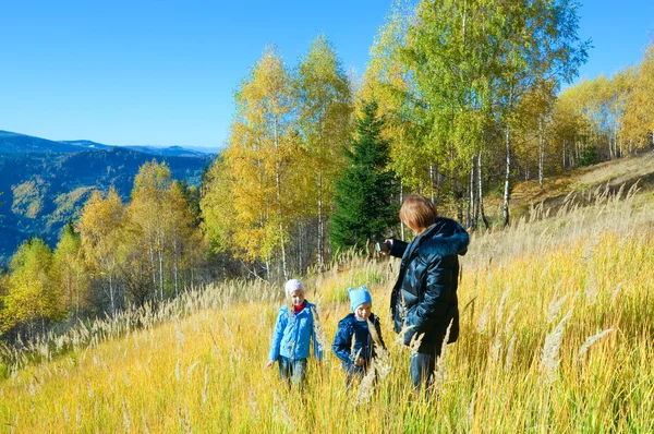 家族秋 nimchich 峠の上を歩く — ストック写真