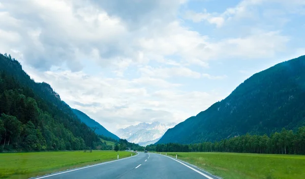 Alpské silnice letní pohled — Stock fotografie