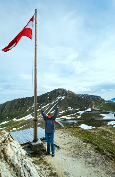 Bandeira austríaca acima da montanha dos Alpes — Fotografia de Stock