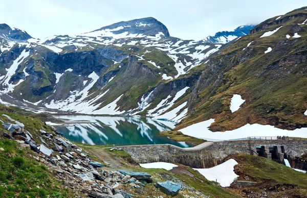 Reflexões sobre o lago alpino de verão — Fotografia de Stock