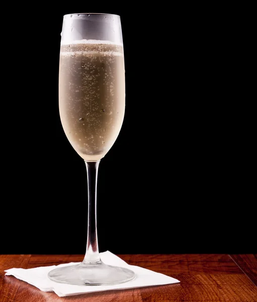 Flauta de champanhe isolado em preto — Fotografia de Stock
