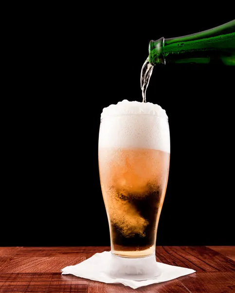 Pouring a beer — Stock Photo, Image